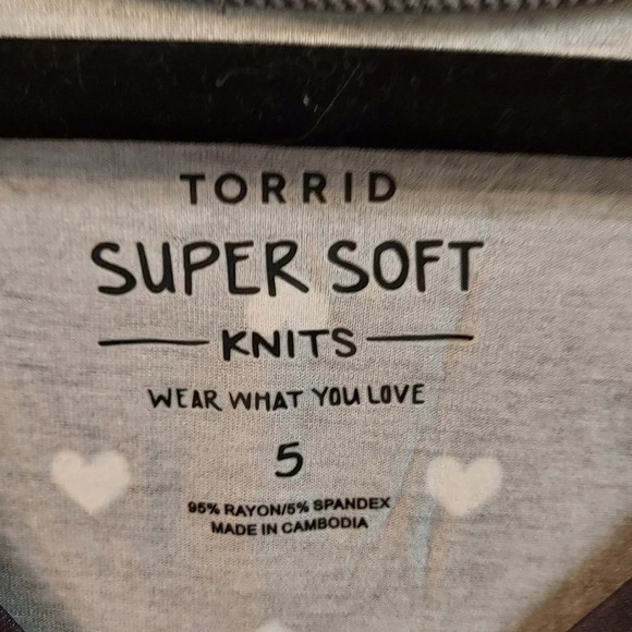 Torrid SLIM FIT CREW TEE - SUPER SOFT DOTTED HEARTS DARK SLATE GREY Size 5 - Picture 3 of 5
